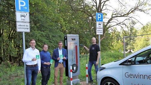 Bürgermeister Torsten Gunselmann und Norbert Winkelmann nehmen zusammen mit Christian Vogler und Dominik Bigge die Ladesäulen symbolisch in Betrieb. Foto: Mathias Erlwein
