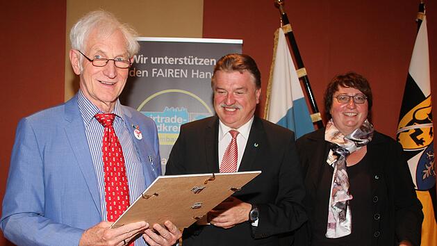 Die Verleihung des Fairtrade-Siegels: Ehrenbotschafter Manfred Holz von Transfair e.V. &uuml;berreichte Landrat Klaus Peter S&ouml;llner und Klimaschutzmanagerin Ingrid Flieger das Fairtrade-Siegel.Sonny Adam