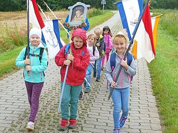 Voller Stolz: Die elf Vorschulkinder des katholischen Kindergartens Sankt Bernhard in Klosterlangheim beim Fußmarsch zur Basilika in Vierzehnheiligen