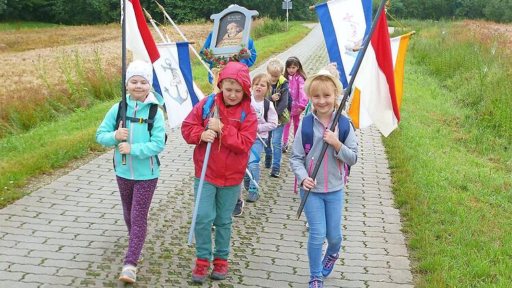 Voller Stolz: Die elf Vorschulkinder des katholischen Kindergartens Sankt Bernhard in Klosterlangheim beim Fußmarsch zur Basilika in Vierzehnheiligen