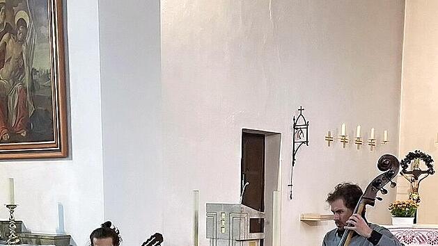 Die beiden Musiker Dominik Schramm (links) und Justus B&ouml;hm bei ihrem Konzert in Breitbrunn