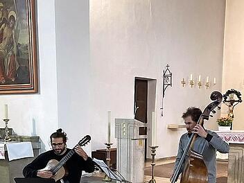 Die beiden Musiker Dominik Schramm (links) und Justus Böhm bei ihrem Konzert in Breitbrunn