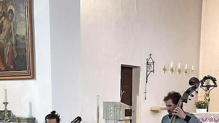 Die beiden Musiker Dominik Schramm (links) und Justus Böhm bei ihrem Konzert in Breitbrunn