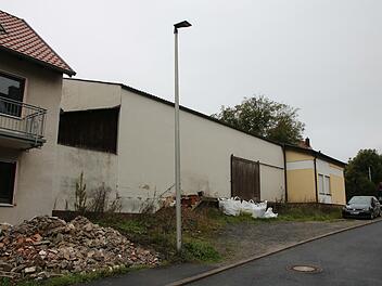 Stein des Anstoßes: Nachbar Michael Gehring stört sich vor allem an der Höhe der rückwärtigen Wand des künftigen Gerätehauses der Feuerwehr Obereschenbach. Hier die Sicht aus dem unteren Teil der Raiffeisengasse.