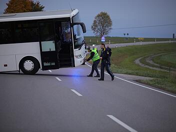 Kreis Ansbach: Bus h&auml;ngt nach Man&ouml;ver quer auf Landstra&szlig;e fest
