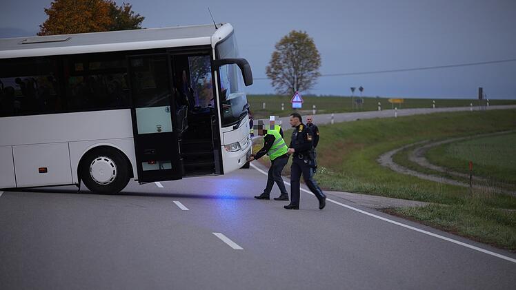 Kreis Ansbach: Bus h&auml;ngt nach Man&ouml;ver quer auf Landstra&szlig;e fest