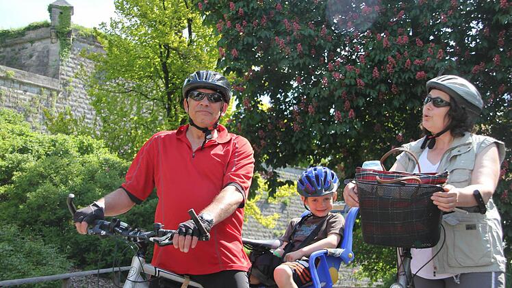 Die Familie Schwob aus Hessen erholt sich bei einer Radtour zu den Sehenswürdigkeiten des Landkreises.