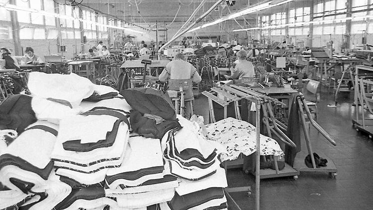 Im Jahr 1989 haben die Frauen in der Kleiderfabrik noch an ihren Nähmaschinen gesessen.  Foto: Archiv