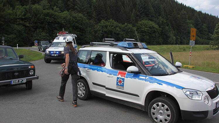 Rettungsdienst und Bergwacht treffen ein.  Foto: Friedwald Schedel