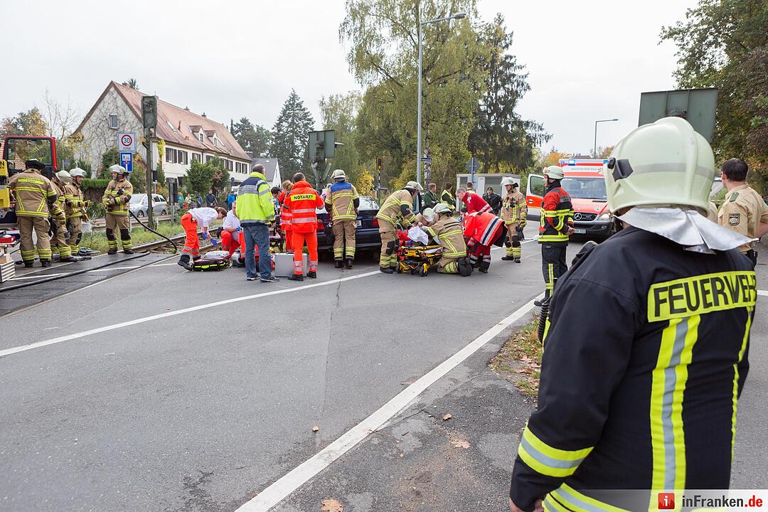 BMW kracht an Bahnübergang gegen Leitplanke