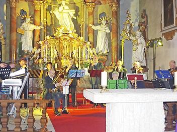 Die Senioren-Band des BRK Kronach mit ihrem Leiter Rainer Lohr (links) begeisterte beim Benefiz-Konzert in der Klosterkirche.  Foto: Heike Schülein