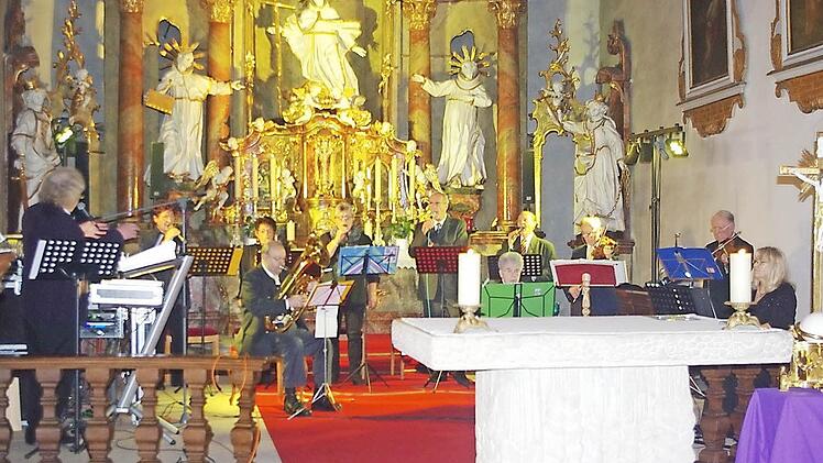 Die Senioren-Band des BRK Kronach mit ihrem Leiter Rainer Lohr (links) begeisterte beim Benefiz-Konzert in der Klosterkirche.  Foto: Heike Schülein