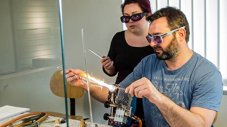 Karina Guevin und Cédric Ginart bei ihrer künstlerischen Arbeit im Glasmuseum Rosenau. Foto: Jochen Berger