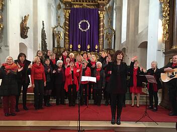 Der ökumenische Frauenchor "Sing mit!", unter der Leitung der Albertshöfer Liedermacherin Eva-Maria Klöhr, sang am Sonntag in der Kreuzberger Klosterkirche. Foto: Regina Rinke