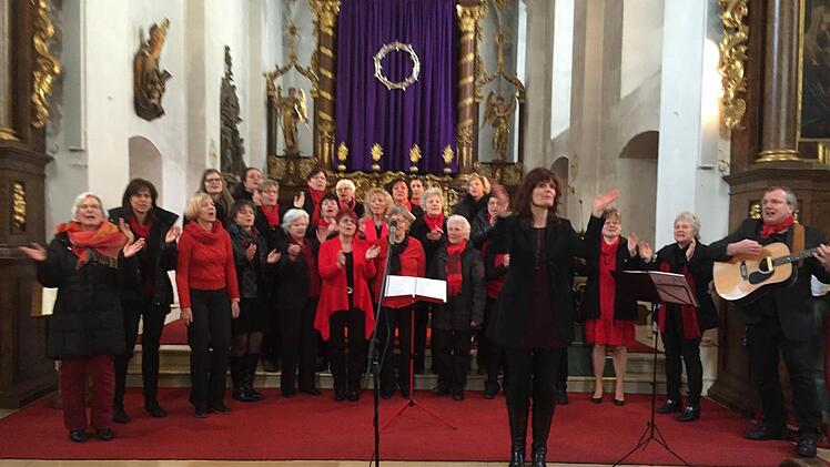 Der ökumenische Frauenchor "Sing mit!", unter der Leitung der Albertshöfer Liedermacherin Eva-Maria Klöhr, sang am Sonntag in der Kreuzberger Klosterkirche. Foto: Regina Rinke