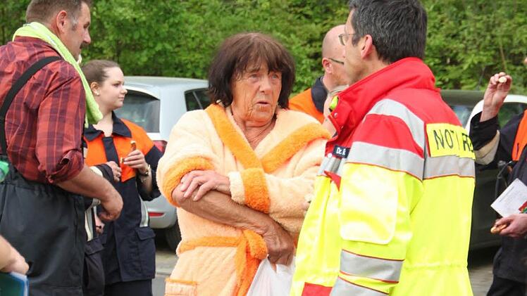 Rund 250 Patienten wurden nach einem Brand in der Sauna des Hauses am Dienstagnachmittag im Reha-Zentrum in Bad Bocklet zeitweilig evakuiert. Foto: Paul Ziegler