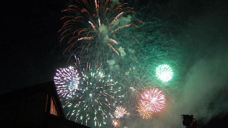 Über dem Festgelände kündete das farbenfrohe Feuerwerk vom Beginn des Schützenfestes.  Foto: Andreas Welz