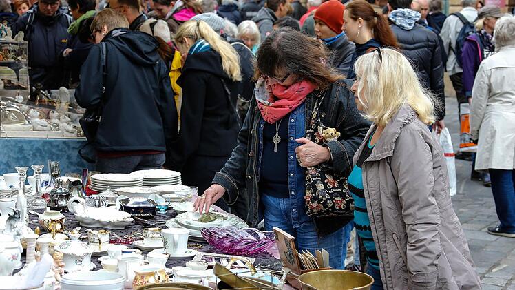Beim Bamberger Antikmarkt kamen Liebhaber schöner alter Dinge voll auf ihre kosten. Foto: Matthias Hoch