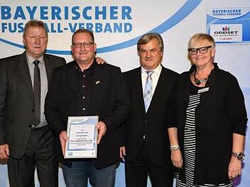 Arm in Arm mit einem Fußball-Idol: Ehrengast Horst Hrubesch (links) und Timo Kleiber vom TSV Scherneck; daneben BFV-Vizepräsident Reinhold Beier und Coburgs Kreisehrenamtsbeauftragte Margot Härtlein. Foto: Harald Schneider