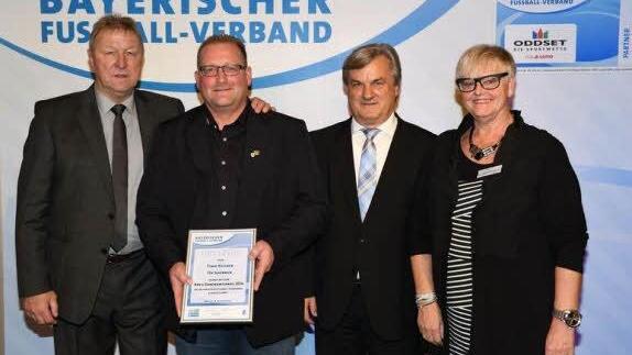 Arm in Arm mit einem Fußball-Idol: Ehrengast Horst Hrubesch (links) und Timo Kleiber vom TSV Scherneck; daneben BFV-Vizepräsident Reinhold Beier und Coburgs Kreisehrenamtsbeauftragte Margot Härtlein. Foto: Harald Schneider