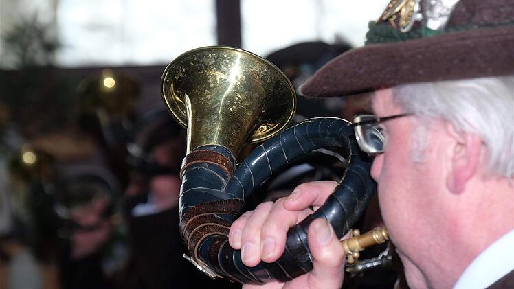 Die Jagdhornbläser aus Bad Kissingen spielen auf. Foto: Gerd Schaar