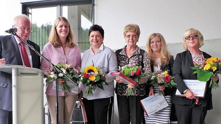 Gesellschafter Wolfgang Blumenröther überreichte Blumen an Julia Förtsch, Simone, Johanna, Anke und Elisabeth Blumenröther für ihr vorbildliches Engagement am Aufbau des Unternehmens.  Foto: Gerd Fleischmann