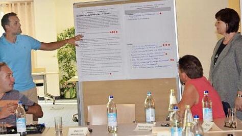 Gemeinderätin und Schulrektorin Astrid Kestel und Gemeinderat Daniel Weißerth erörtern ihre Vorschläge zur Identifikation mit Bergbautradition. Foto: Karl-Heinz Hofmann