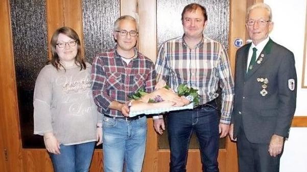 Jedermannkönig: Von links 1. Ritter Cindy Scherbel, Jedermannkönig Christian Wachter, 2. Ritter Klaus Dressel und Ehrenschützenmeister Reinhold Wolf SGR Fotos: Karl-Heinz Hofmann