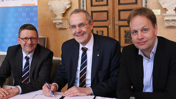 Unterstützung für fünf weitere Jahre besiegelten der Vorstandsvorsitzende der VR-Bank Coburg, Karlheinz Kipke (Mitte) und  Vorstandsmitglied Norbert Schug.  Landestheater-Verwaltungsdirektor Fritz Frömming (rechts) freute sich. Carolin Herrmann