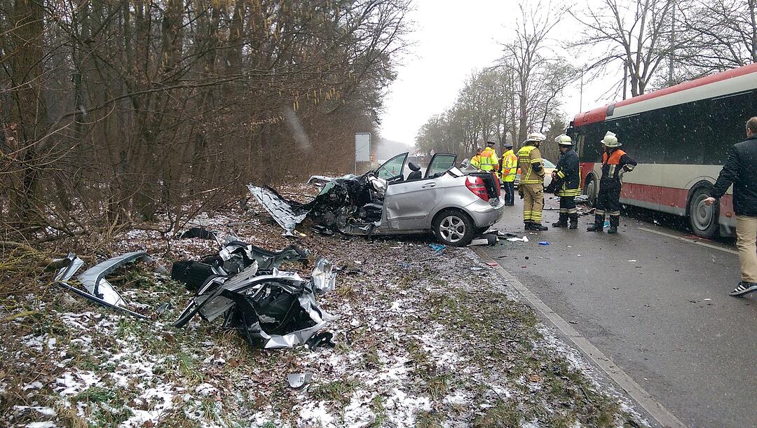 Unfall in Fürth: Auto kracht in Linienbus