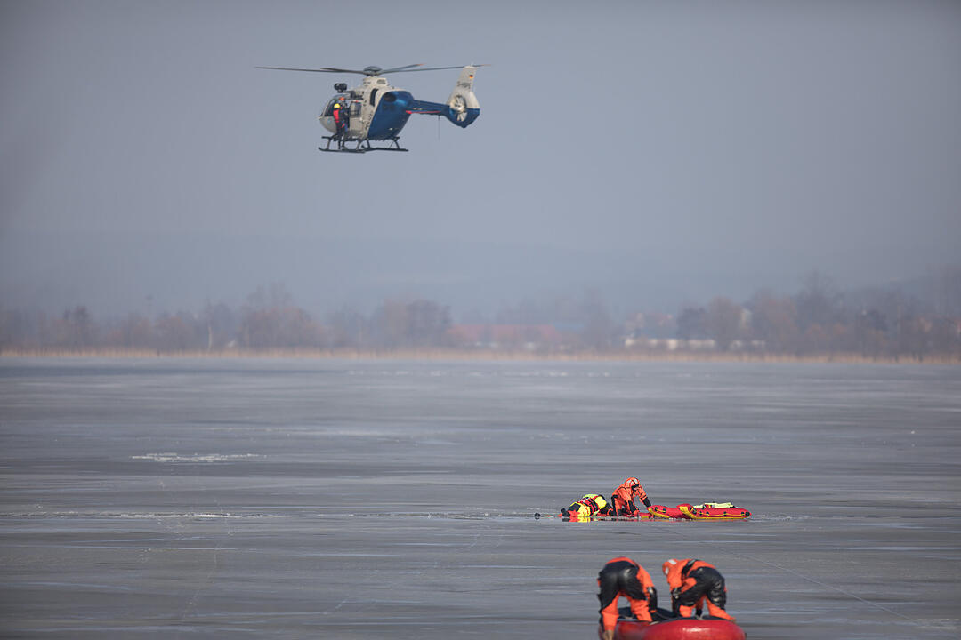 Person bricht in Altmühlsee ein