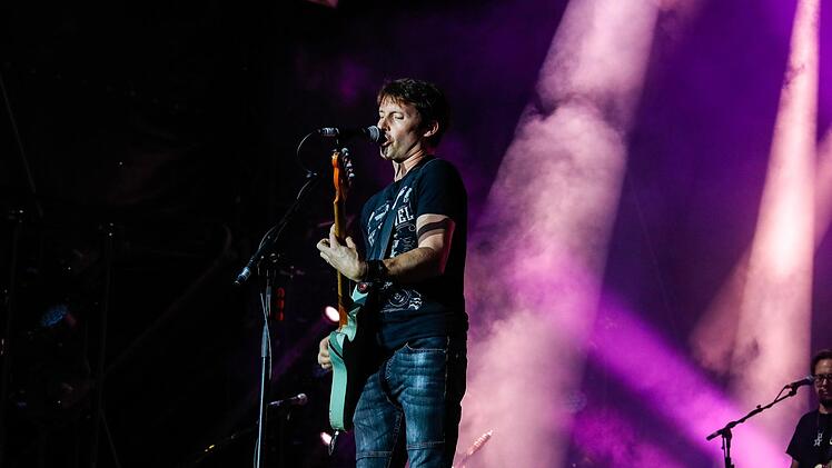 Umjubeltes Konzert: James Blunt begeisterte 6000 Besucher auf dem Coburger Schlossplatz.  Foto: Matthias Hoch