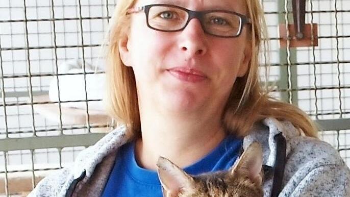 Die Tierheimleiterin Sandra Schunk hat aktuell 37 Katzen im Katzenhaus zu betreuen.