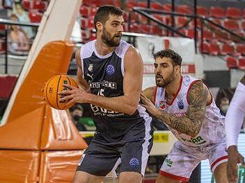 Da Brose-Trainer Johan Roijakkers auf einen Einsatz von Norense Odiase verzichtete, war David Kravish (mit Ball, im Duell mit dem deutschen Center Mahir Agva) mehr als 30 Minuten auf dem Spielfeld gefordert. Seine Ausbeute konnte sich mit 14 Punkten und 10 Rebounds einmal mehr sehen lassen. championsleague.basketball