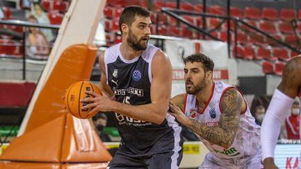 Da Brose-Trainer Johan Roijakkers auf einen Einsatz von Norense Odiase verzichtete, war David Kravish (mit Ball, im Duell mit dem deutschen Center Mahir Agva) mehr als 30 Minuten auf dem Spielfeld gefordert. Seine Ausbeute konnte sich mit 14 Punkten und 10 Rebounds einmal mehr sehen lassen. championsleague.basketball