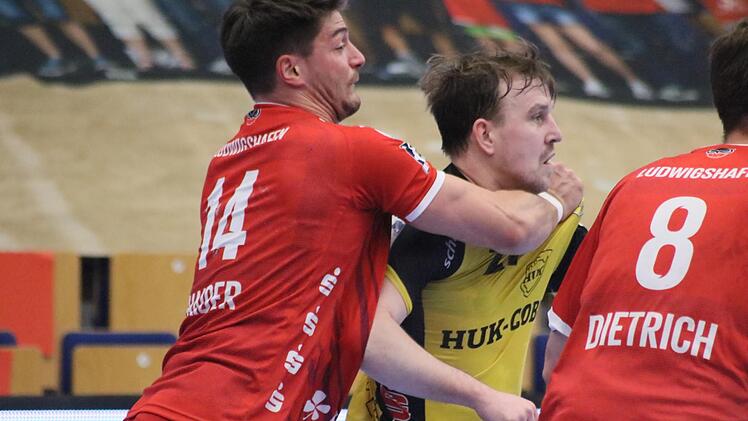 Hart umk&auml;mpftes Spiel im Abstiegskampf. Hier wird Pontus Zetterman am Hals gepackt.