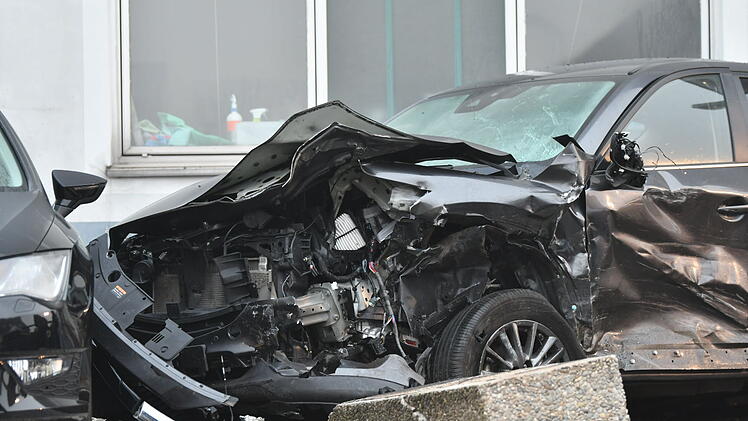 Im Landkreis Ansbach starb am Sonntagmorgen ein 27-jähriger Autofahrer bei einem Unfall.