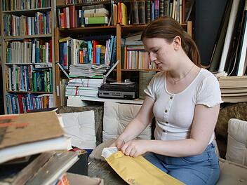 Vanessa Geiling verpackt ein Buch, das ein Kunde online gekauft hat. Künftig wird die Inhaberin des Antiquariats "Schätze & Co." wohl keine Bücher mehr ins europäische Ausland verschicken können, weil die Vorschriften undurchsichtig und die Kosten...
