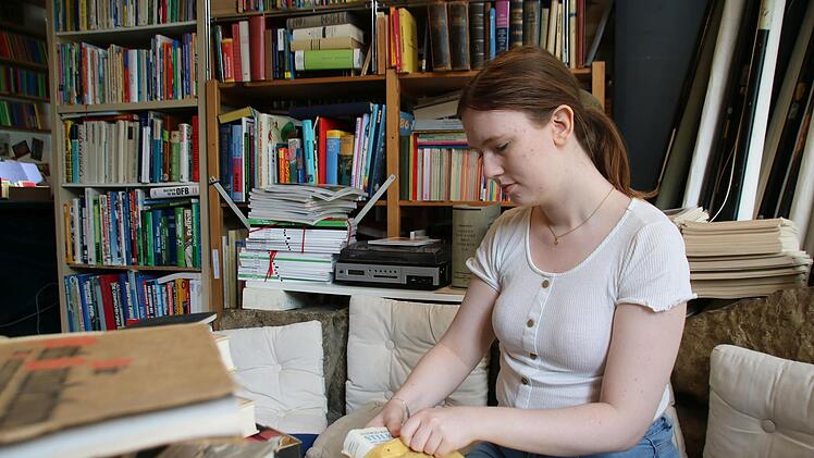 Vanessa Geiling verpackt ein Buch, das ein Kunde online gekauft hat. Künftig wird die Inhaberin des Antiquariats "Schätze & Co." wohl keine Bücher mehr ins europäische Ausland verschicken können, weil die Vorschriften undurchsichtig und die Kosten...