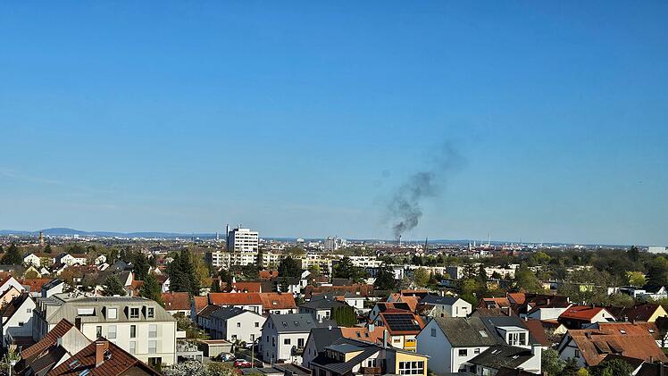 F&uuml;rth: Mehrere Balkone von Mehrfamilienhaus in Brand - Feuerwehreinsatz