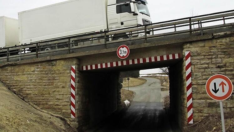 Diese Unterführung der A 70 bei Harsdorf wird geschlossen. Da die Autobahn künftig tiefer liegt, wird ein Brückenbauwerk geschaffen, über das der Verkehr künftig rollt.