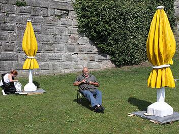 Diese Schirme vor der Festungsmauer spenden (fast) keinen Schatten.  Foto: Michael Wunder