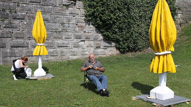 Diese Schirme vor der Festungsmauer spenden (fast) keinen Schatten.  Foto: Michael Wunder