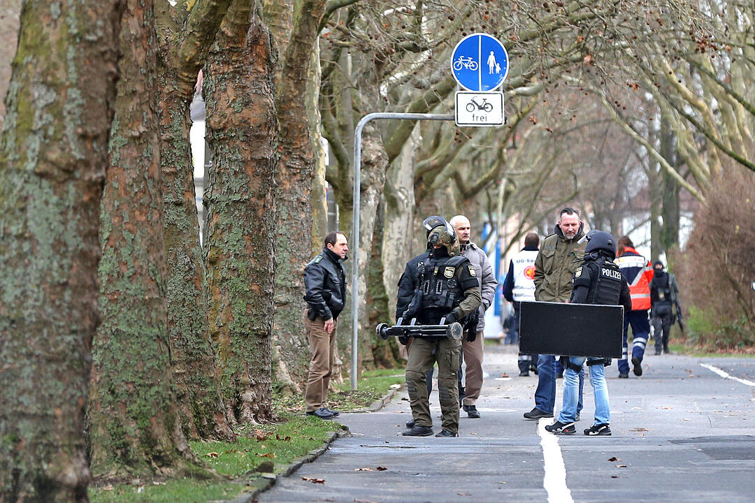 SEK-EInsatz in Schweinfurt unblutig beendet - Zwei Schuetzen festgenommen