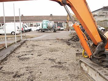 Der einstige Pausenhof (Vordergrund) ist eine Baustelle. Schüler und Lehrer in Kersbach leben mit dem täglichen Baulärm, der aktuell von den Sanierungsarbeiten an der Turnhalle (rechts) ausgeht. Foto: Ekkehard Roepert