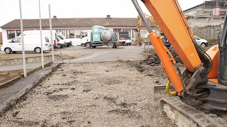 Der einstige Pausenhof (Vordergrund) ist eine Baustelle. Schüler und Lehrer in Kersbach leben mit dem täglichen Baulärm, der aktuell von den Sanierungsarbeiten an der Turnhalle (rechts) ausgeht. Foto: Ekkehard Roepert
