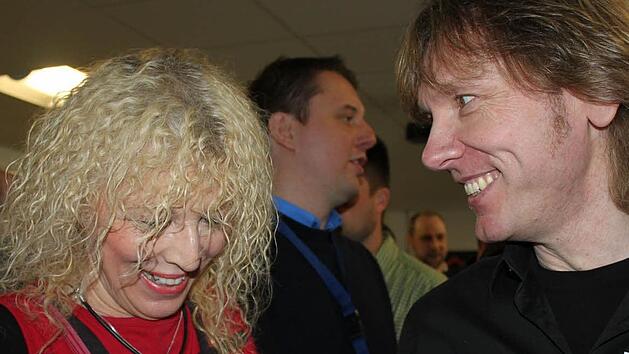 Er kann sich durchaus vorstellen, Mitglied beim BNI-Chapter "Blaufr&auml;nkisch" zu werden: Joachim Drechsler kn&uuml;pfte an der Infoveranstaltung Kontakt mit der Versicherungsmaklerin Petra Seidenstricker. Foto: Schadeck