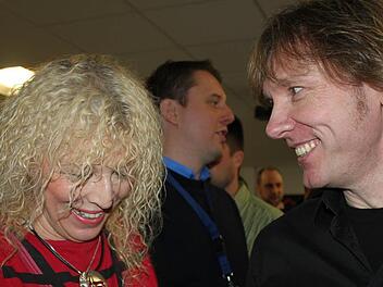 Er kann sich durchaus vorstellen, Mitglied beim BNI-Chapter "Blaufränkisch" zu werden: Joachim Drechsler knüpfte an der Infoveranstaltung Kontakt mit der Versicherungsmaklerin Petra Seidenstricker. Foto: Schadeck