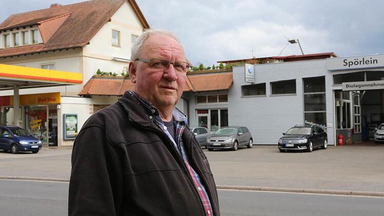 Heinrich Spörlein vor dem Firmensitz in der Nähe der Ampelanlage. Foto: Barbara Herbst
