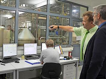 Landrat Michael Busch lässt sich von Direktor Ludwig Weiß erklären, wie die Käsebereitung bei den Milchwerken in Wiesenfeld zentral gesteuert und überwacht wird. Foto: Rainer Lutz